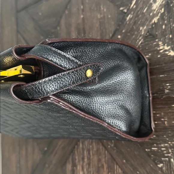 Black Designer Inspired Logo Handbag with Gold Hardware - Picture 6 of 11